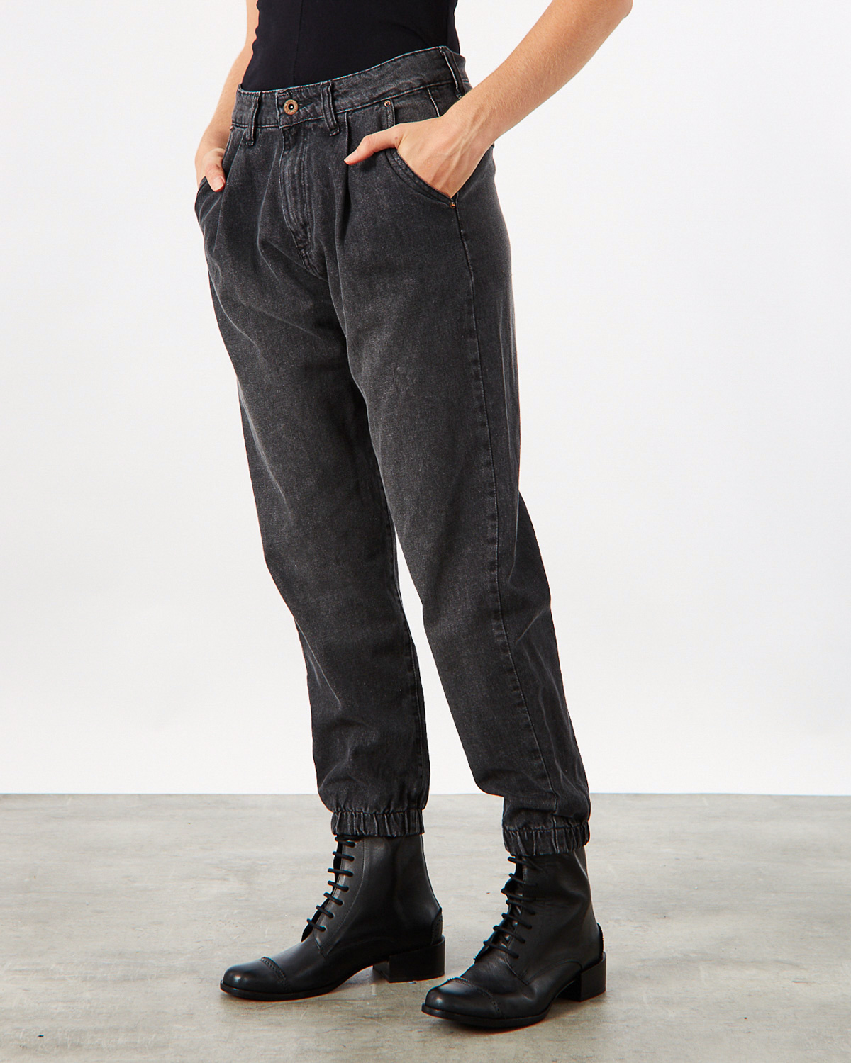 wanama_will-elvis-black-jeans-_44-20-2023__picture-36541
