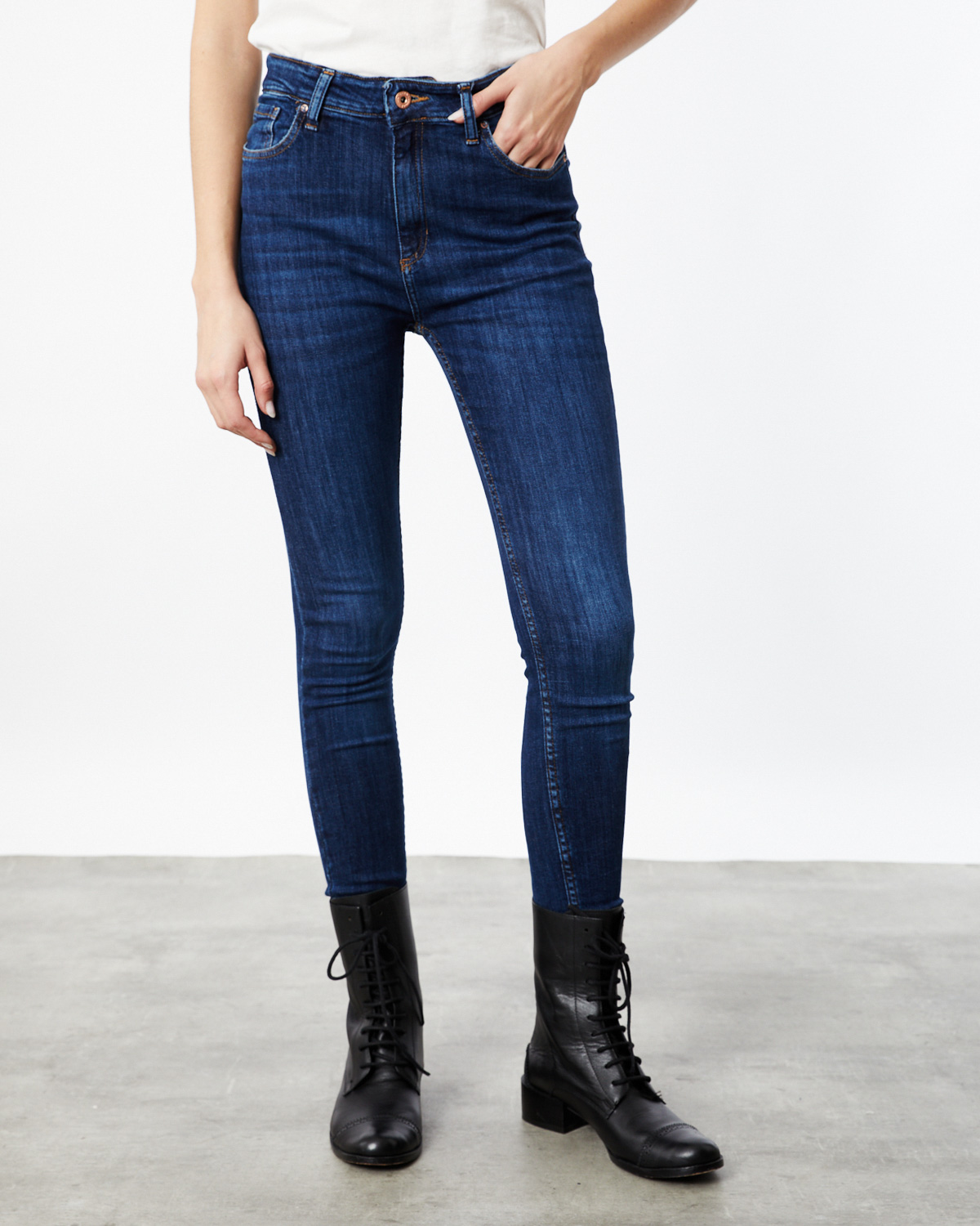 wanama_kaia-used-dark-blue-taylor--jeans_09-28-2023__picture-39521